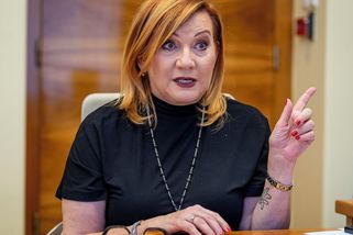 Přijela pouť a paní Alenka: Schillerová řádila na střelnici a pak sama sebe chválila. Jsem prostě dobrá!